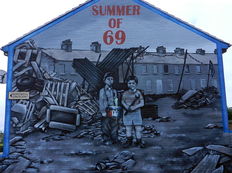 Mural of two children standing in a bombed out landscape